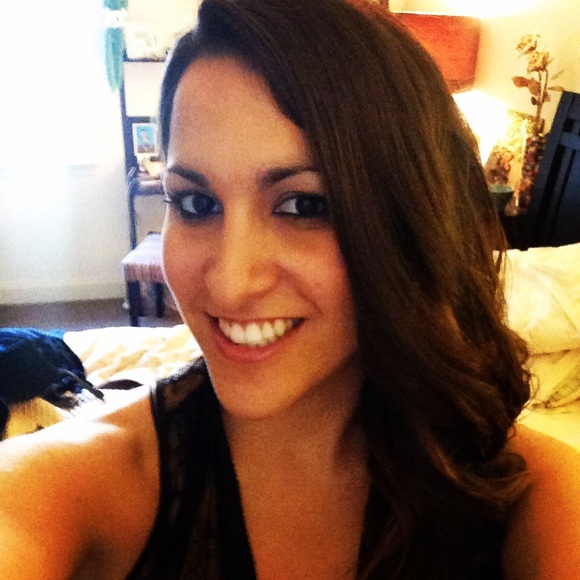 Meet your Posher, Lauren - Picture 2 of 2