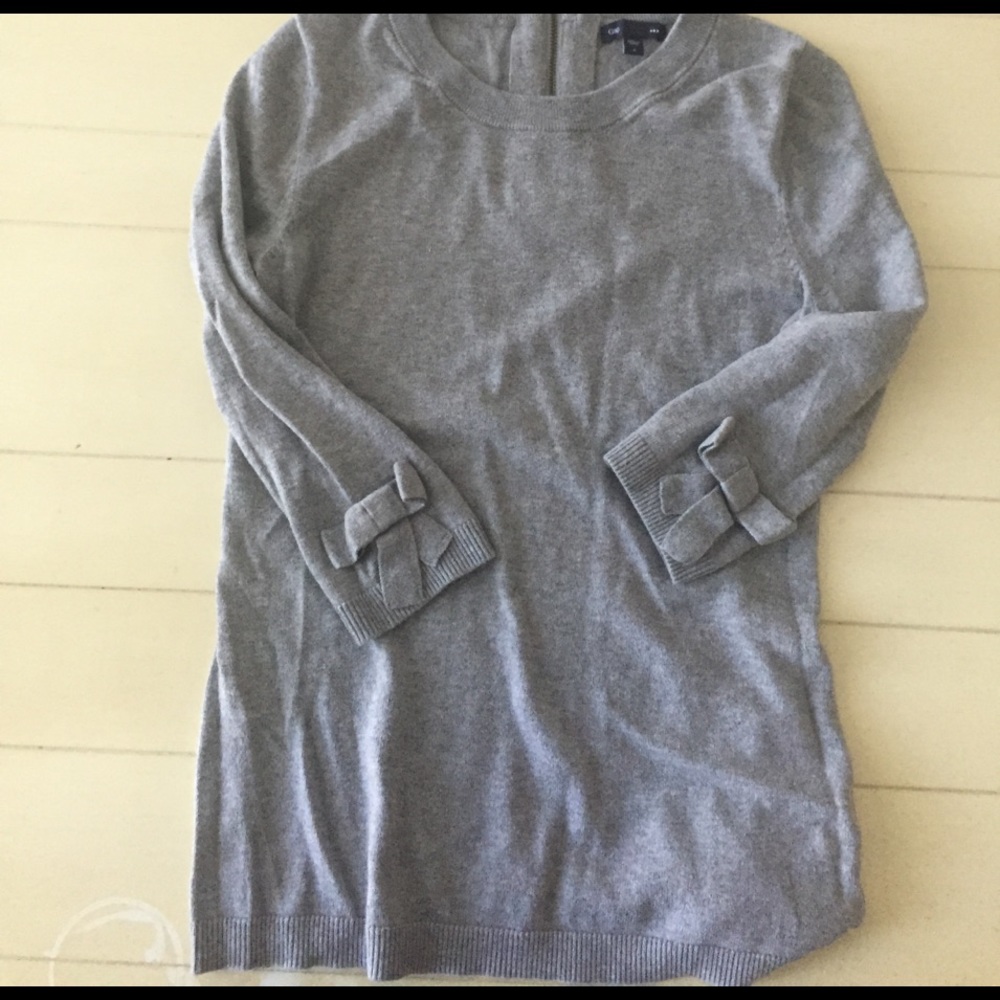 Gray gap sweater with bow sleeves