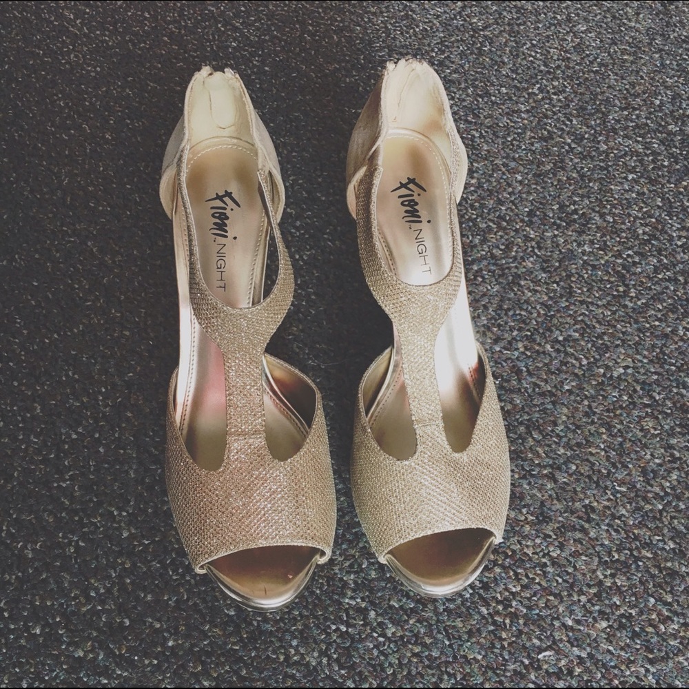 ((SOLD)) GOLD SPARKLED 3 INCH HEELS
