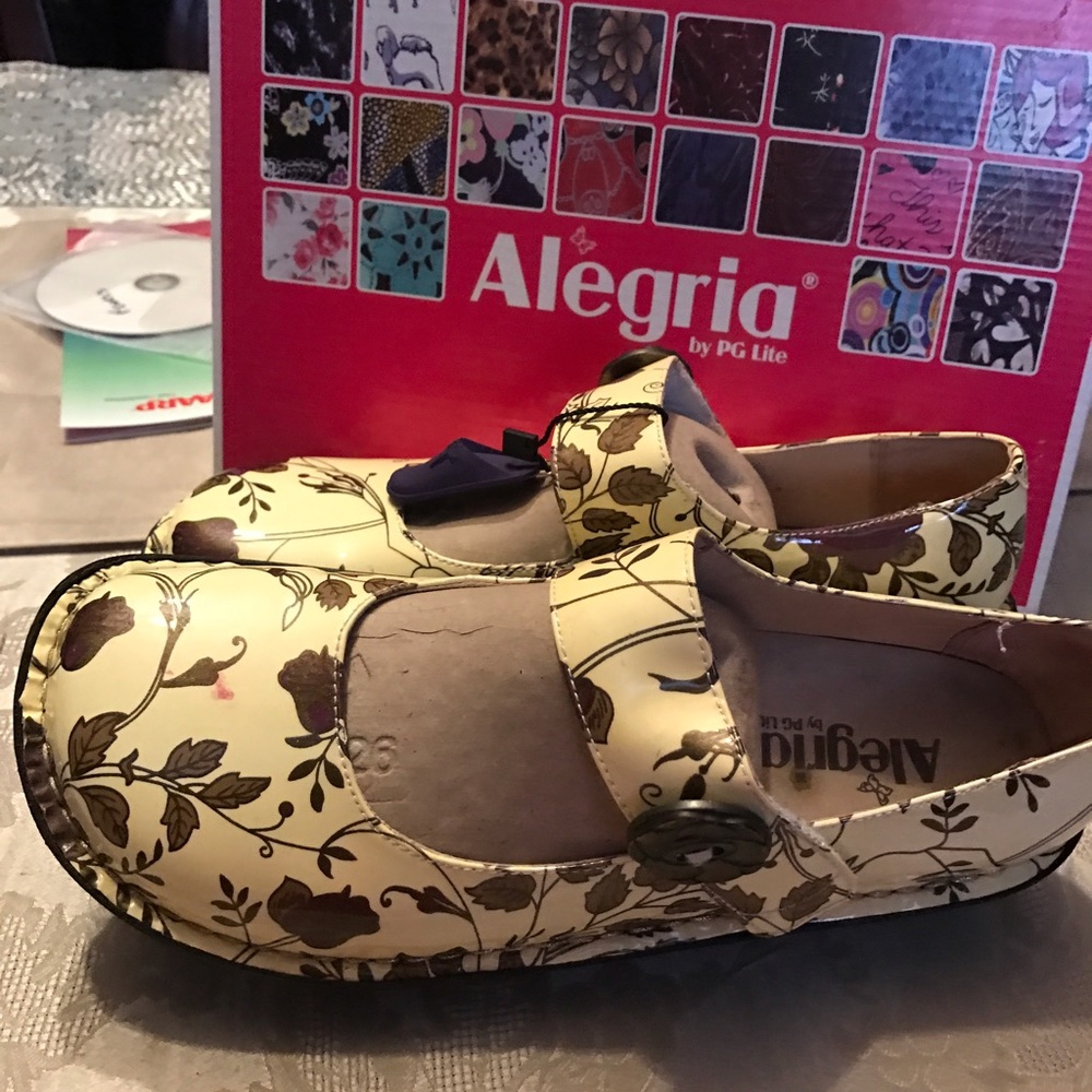 Alegria nursing shoes new in the box
