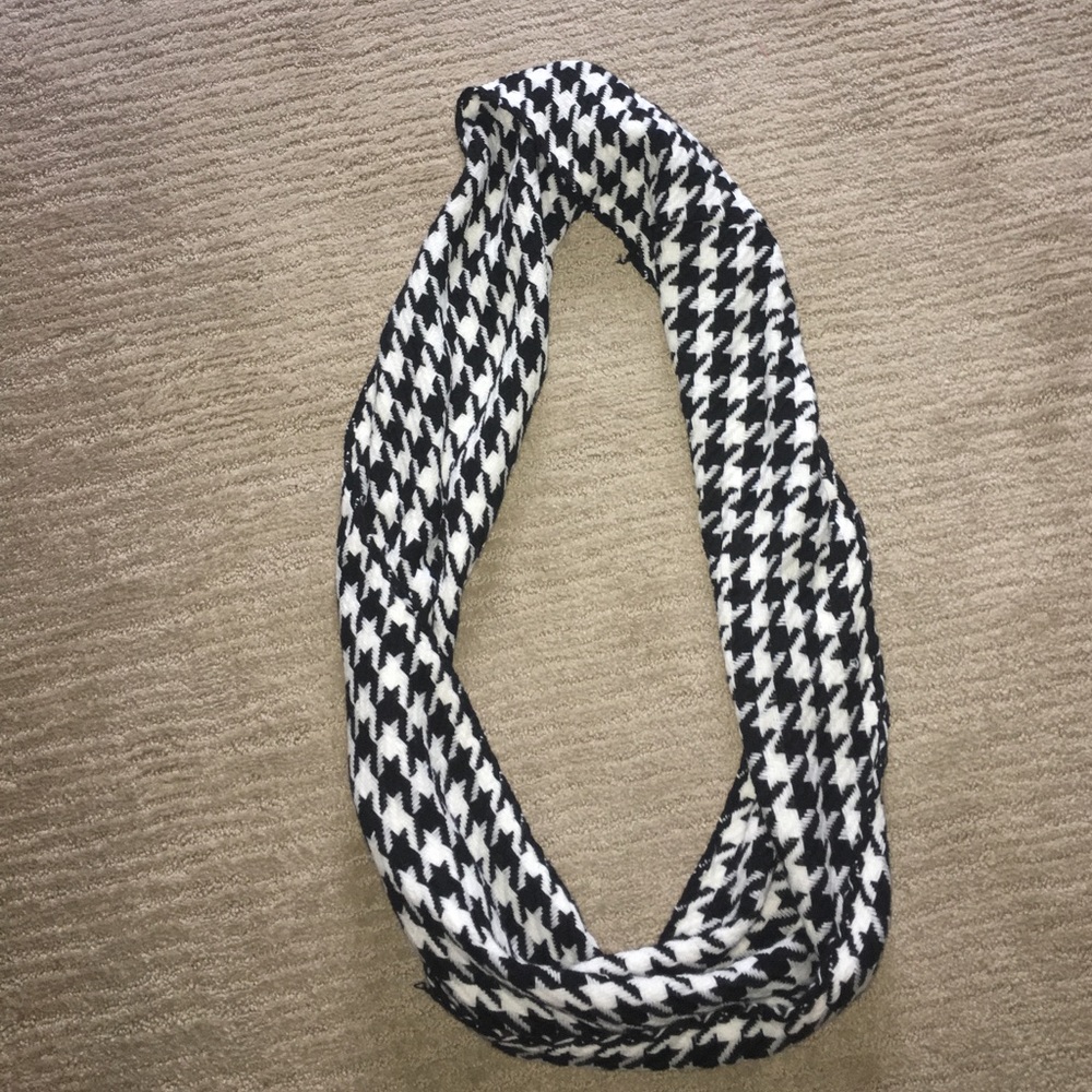 Knitted houndstooth scarf