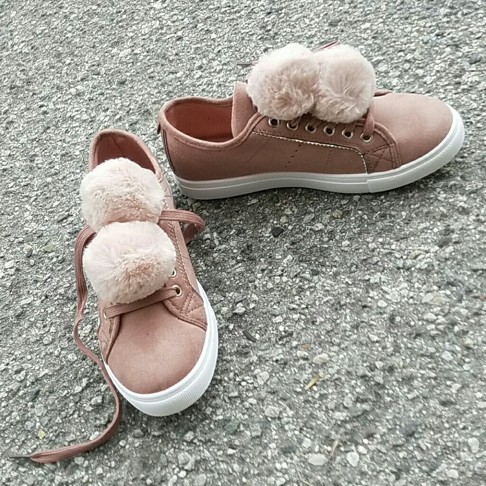 𝙇𝙖𝙨𝙩 8, 9 & 10 💕Misty Rose Suede Fur Sneaker