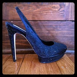 Beautiful BCBG MAX AZRIA black pumps!