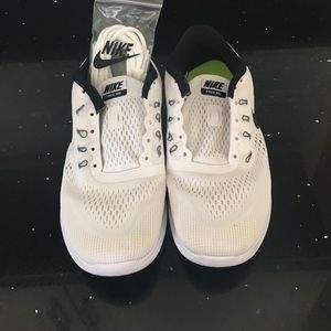 White 8.5 Nike shoes