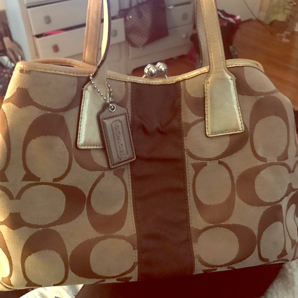 Super cute "Kisslock" Authentic Coach bag!