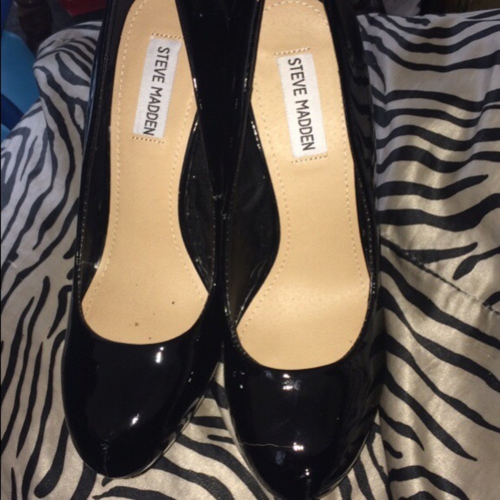 Black pumps