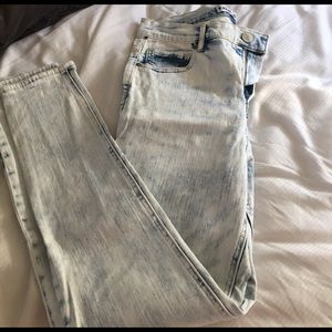 Acid washed high wasted jeans