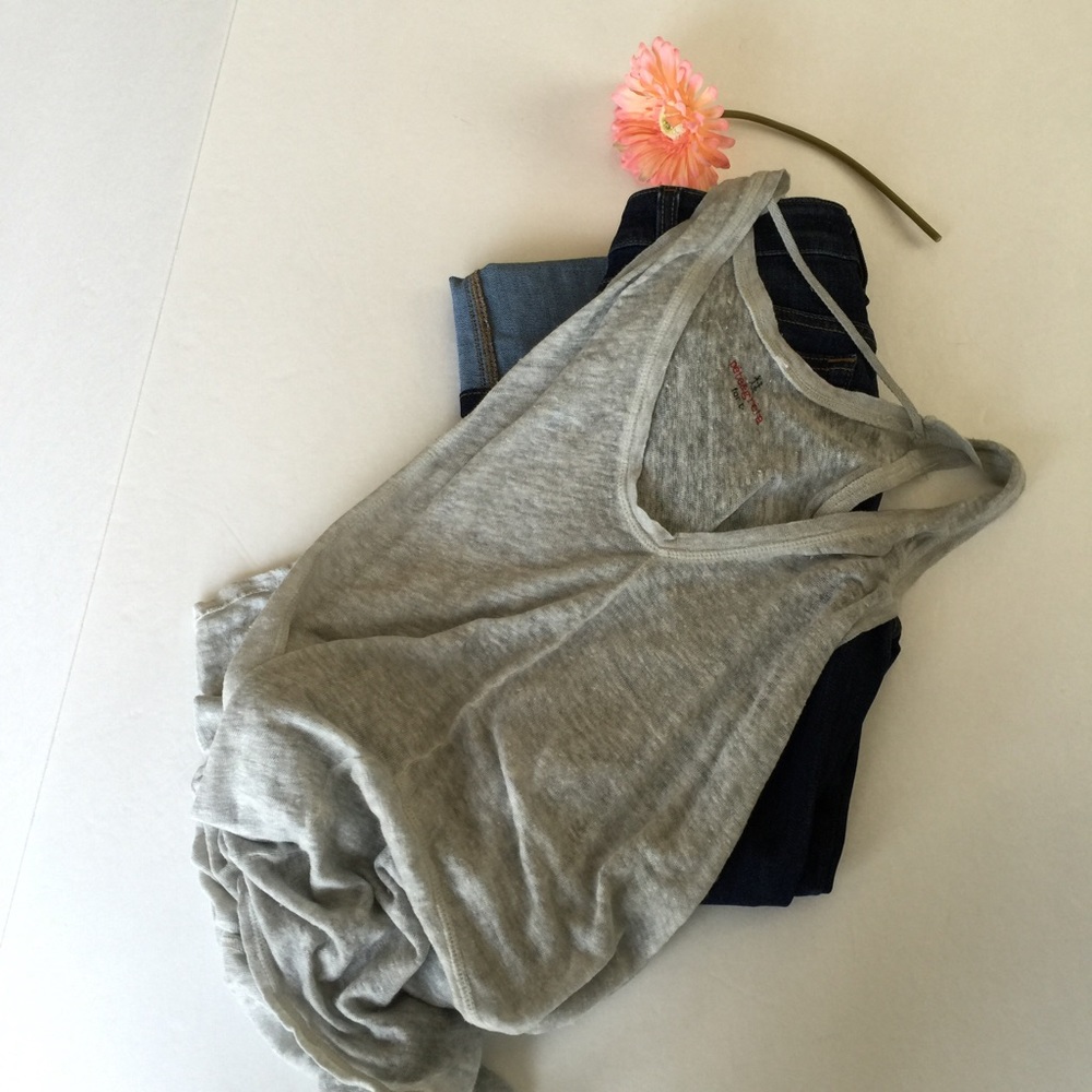 Sleeveless, lightweight tunic.