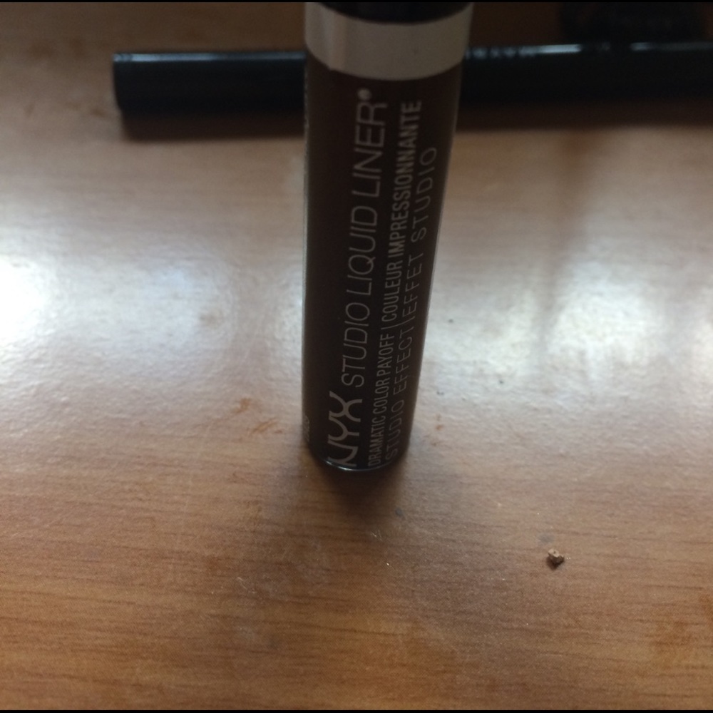 Really pretty gold eyeliner