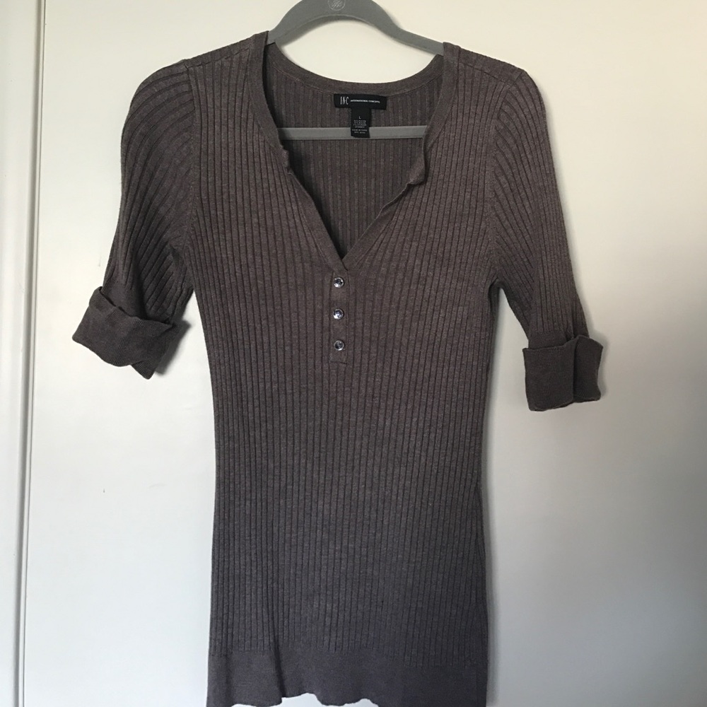 Ribbed brown sweater with bling button