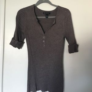 Ribbed brown sweater with bling button