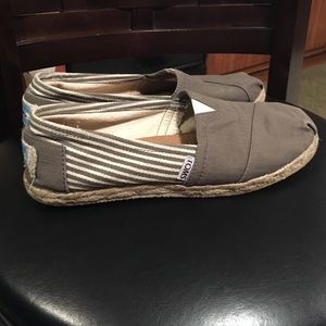 Toms size 8 women's gray/taupe color