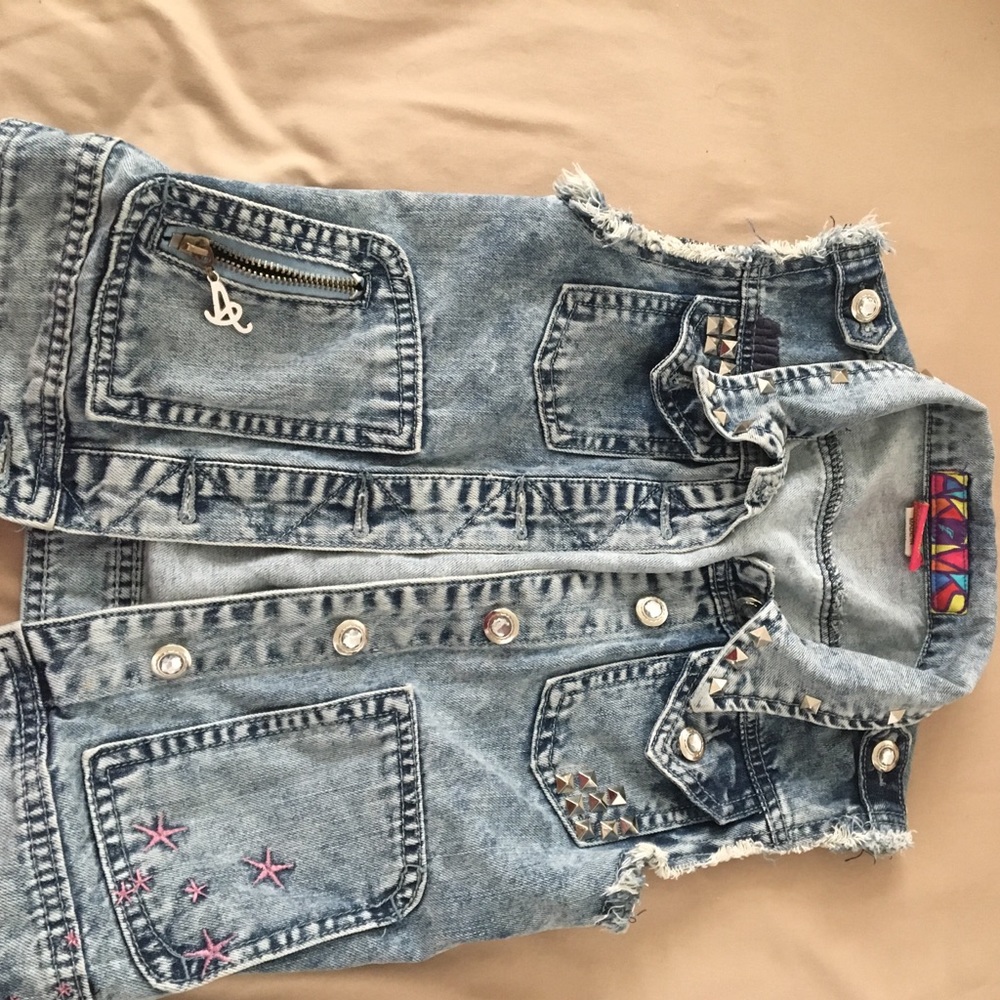 Sleeveless denim jacket
