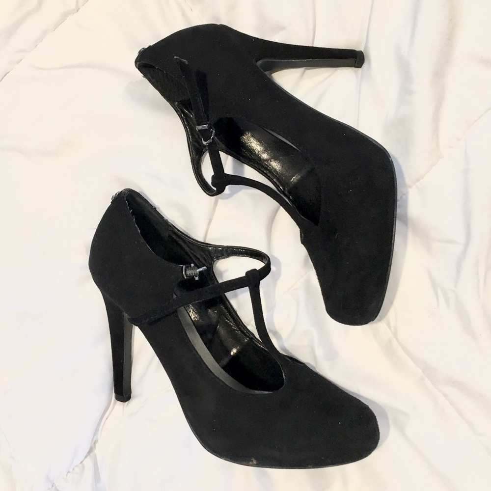 T strap black pumps