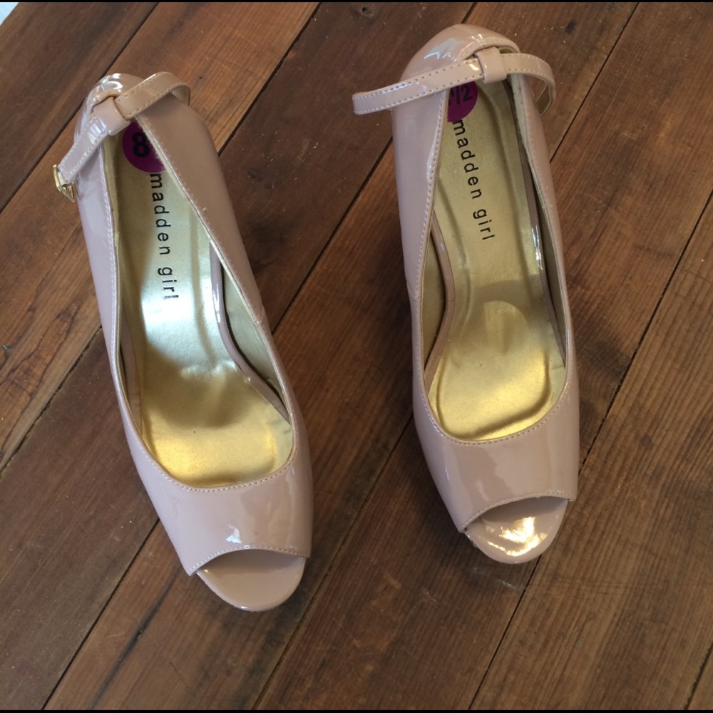Nude and gold wedges