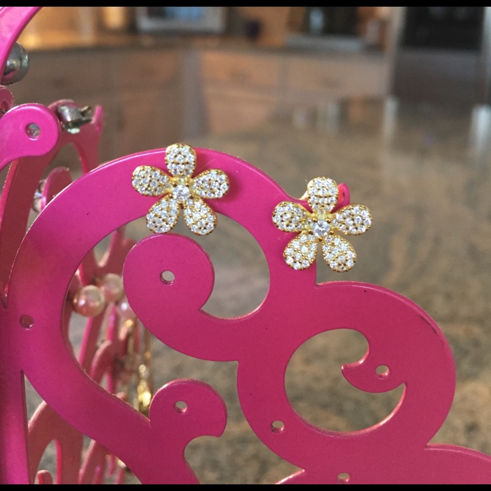 NWOT Gorgeous Crystalled Flower Studs