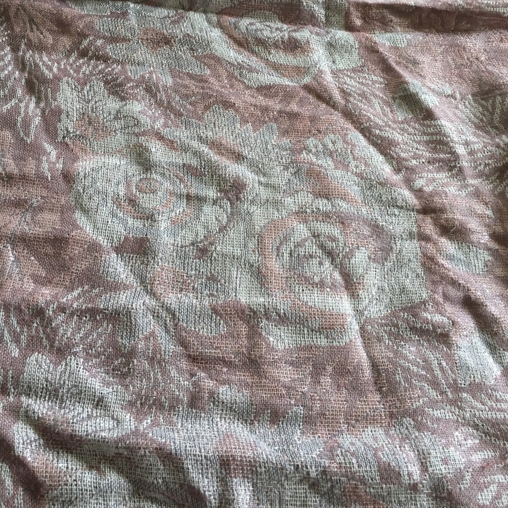 Rose patterned scarf - Picture 2 of 4