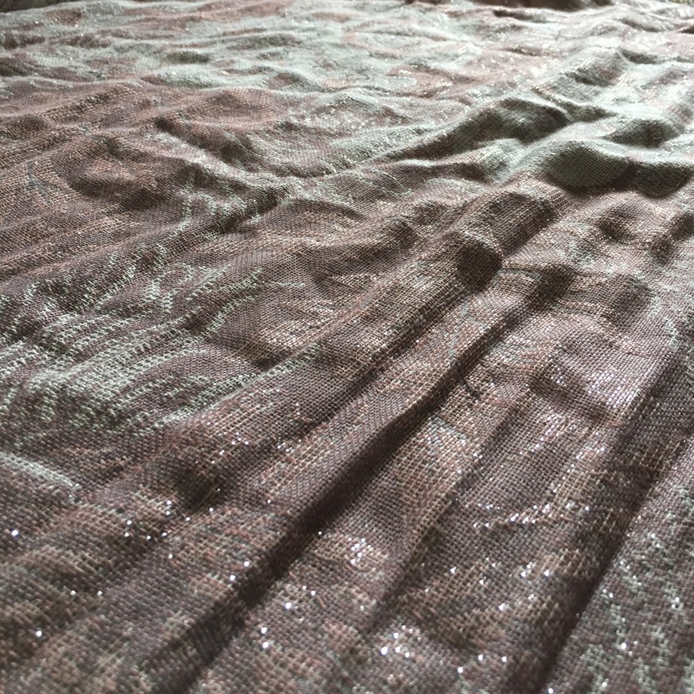 Rose patterned scarf - Picture 3 of 4