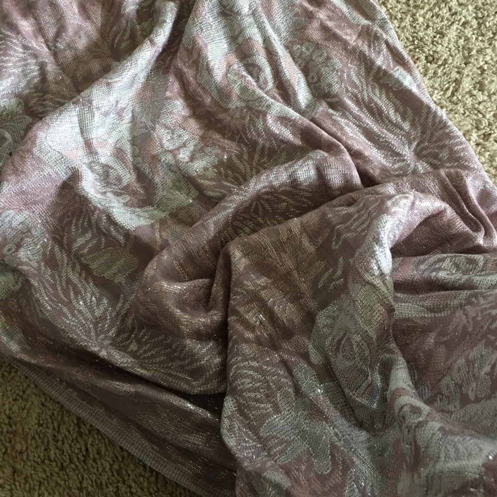 Rose patterned scarf - Picture 4 of 4