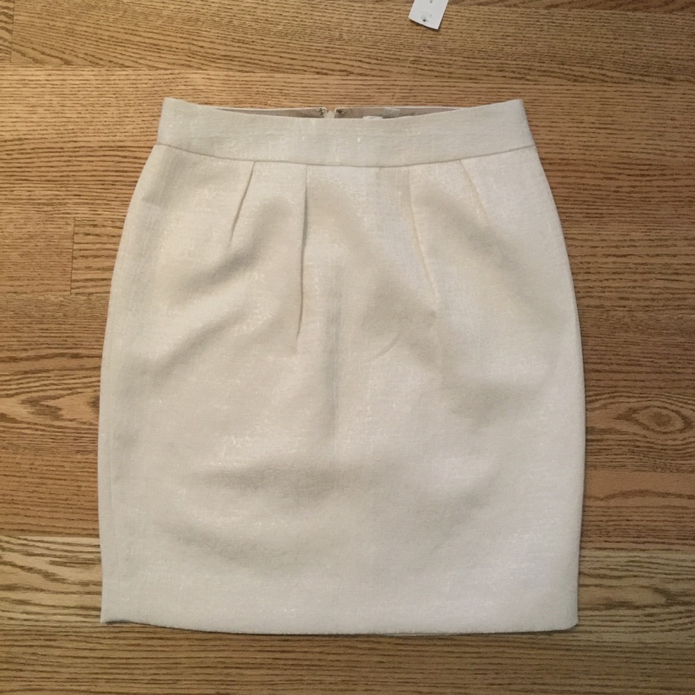 NWT. Banana Republic ivory shimmer skirt