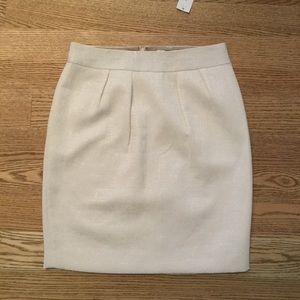 NWT. Banana Republic ivory shimmer skirt