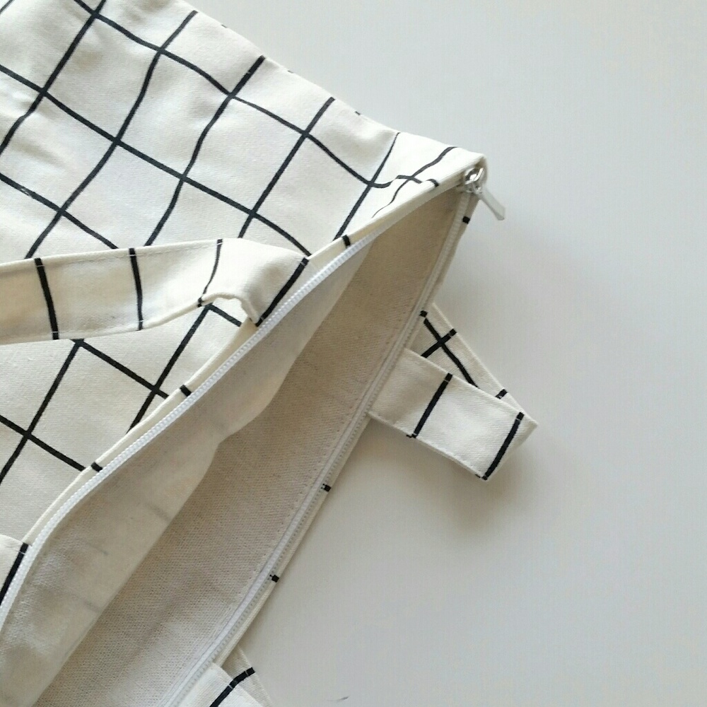 Grid Canvas Bag - Off White & Black - Picture 4 of 5