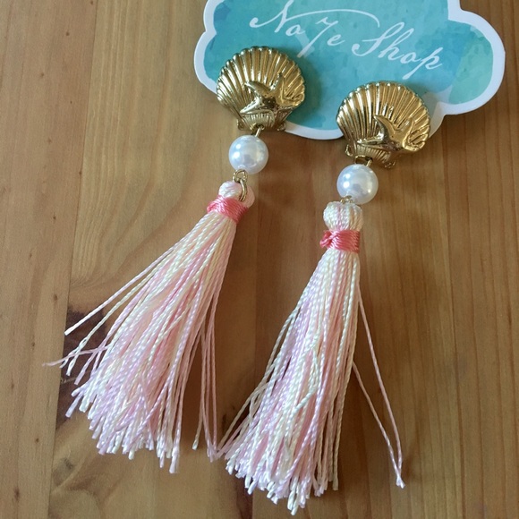 Shell Shape Earrings - Picture 2 of 3