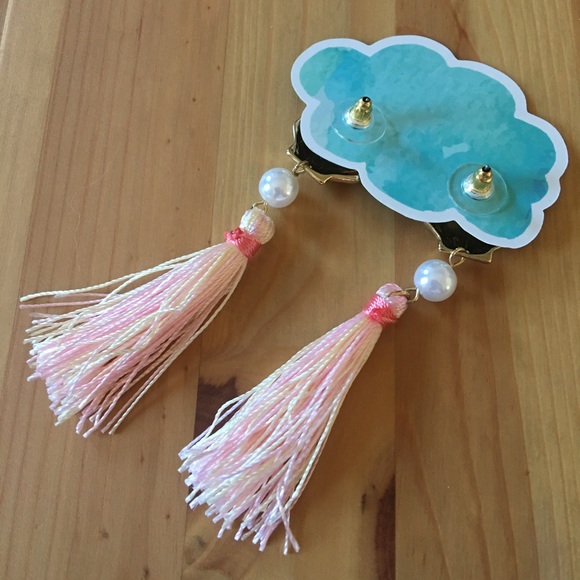 Shell Shape Earrings - Picture 3 of 3