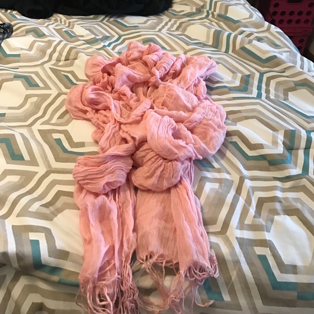 ❄️Ruffle pink scarf.