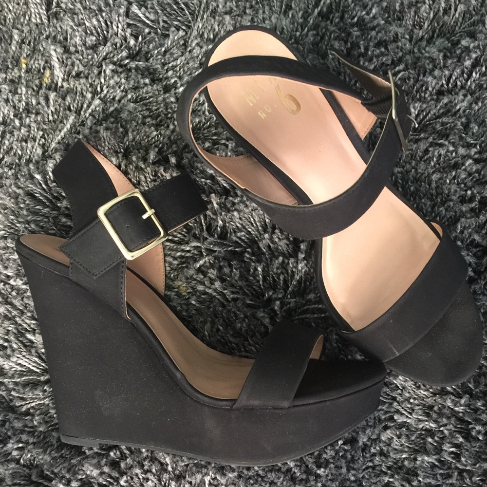 Black wedges