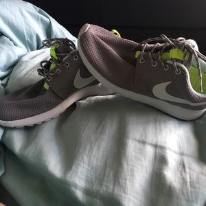 Nike women's Roshe run