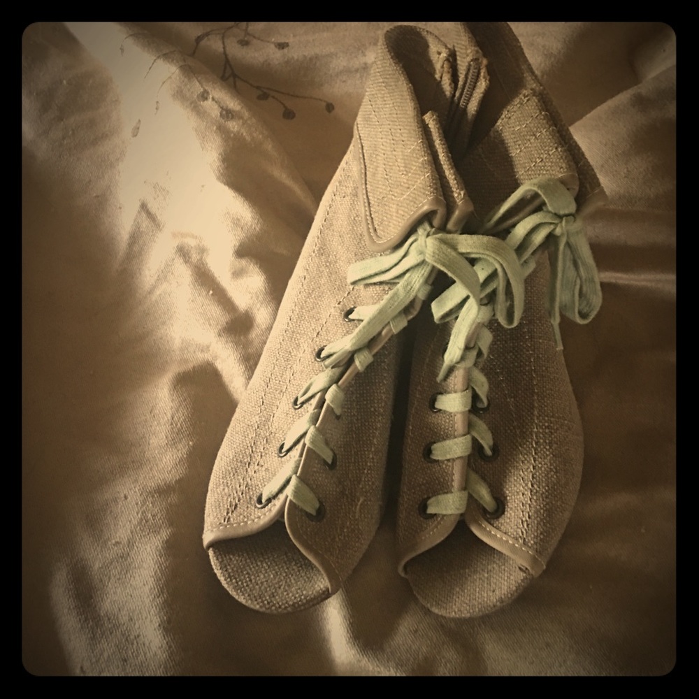 Tan Wedge green tie all way up