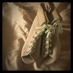 Tan Wedge green tie all way up