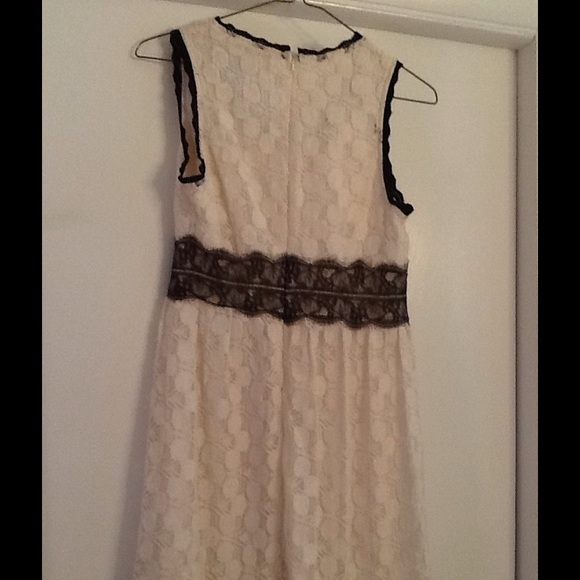 Beautiful Sleeveless American Rag Girls Lace Dress - Picture 3 of 4