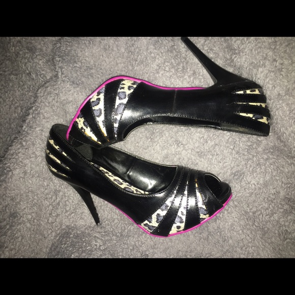🆕✨Leopard Print Peep Toe Heels🆕✨ - Picture 1 of 4