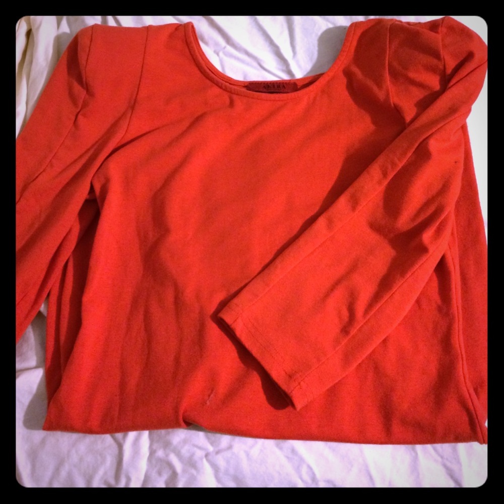 Dress with shoulder pads and back cut-out. Mid-thi