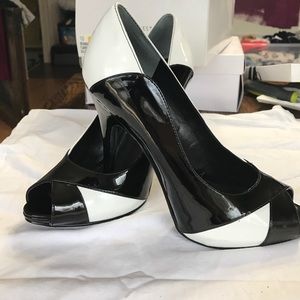 Nine West black and white flamingo heels
