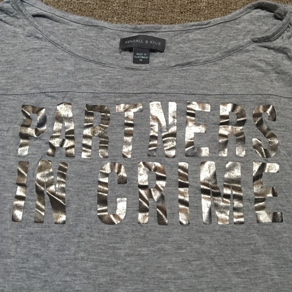 Kendall and Kylie "partners in crime" crop - Picture 2 of 4