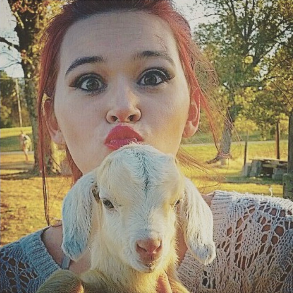 Meet your Posher, Alyxia