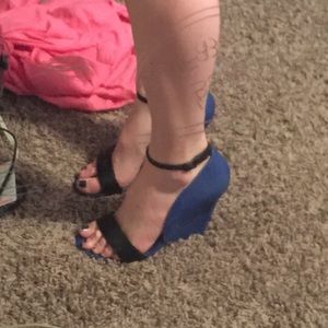 Steve Madden black and blue wedged heels