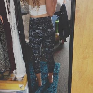 NIKE 3/4 LENGTH BLACK AND WHITE CAMO LEGGINGS