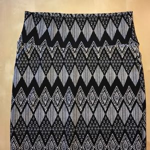 Black and white patterned Lularoe skirt