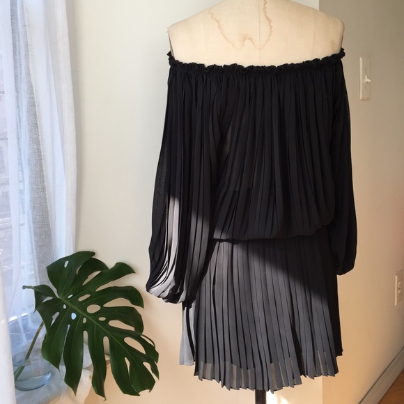 Max Studio Dresses - Max Studio Off the Shoulder Pleated Dress Size Med Max Studio Dresses - Max Studio Off the Shoulder Pleated Dress Size Med