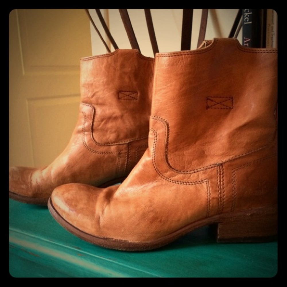 Frye Carson Tab Short Booties in Camel