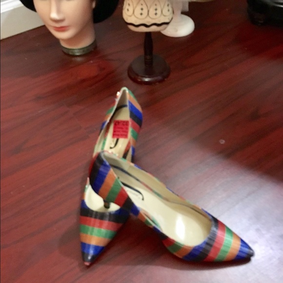 "SOLD " FREE SHORTS/ J. RENEE PUMPS - Picture 4 of 5