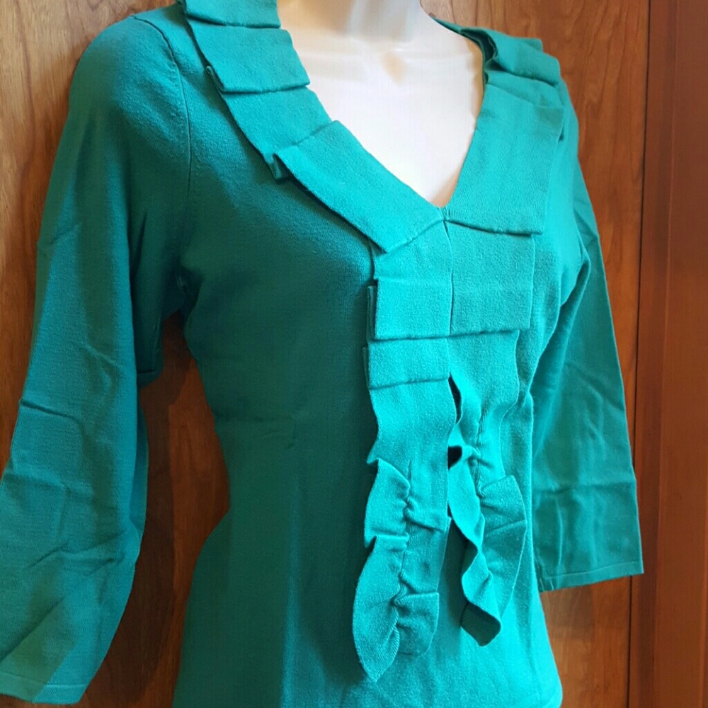 Turquoise 3/4 sleeve sweater.