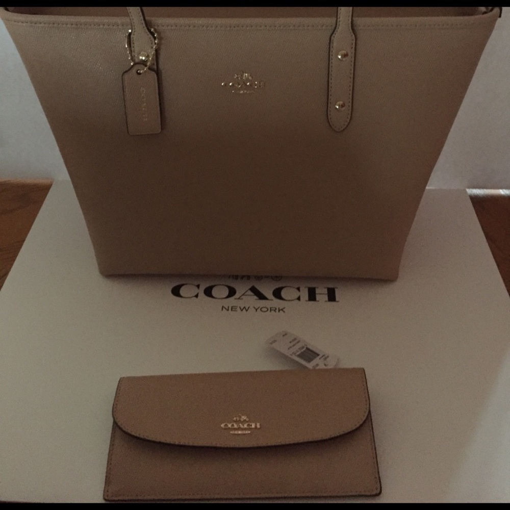 🆕PRICE FIRM Coach City Zip Tote & Wallet
