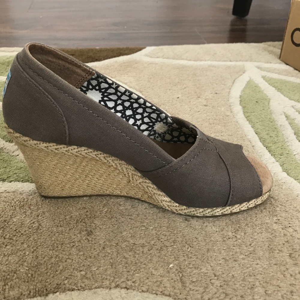TOMS wedge in Ash. 36 EUR. Barely worn!
