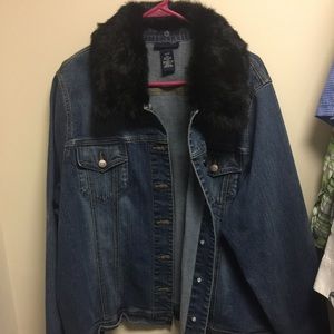 Jean jacket with fur collar
