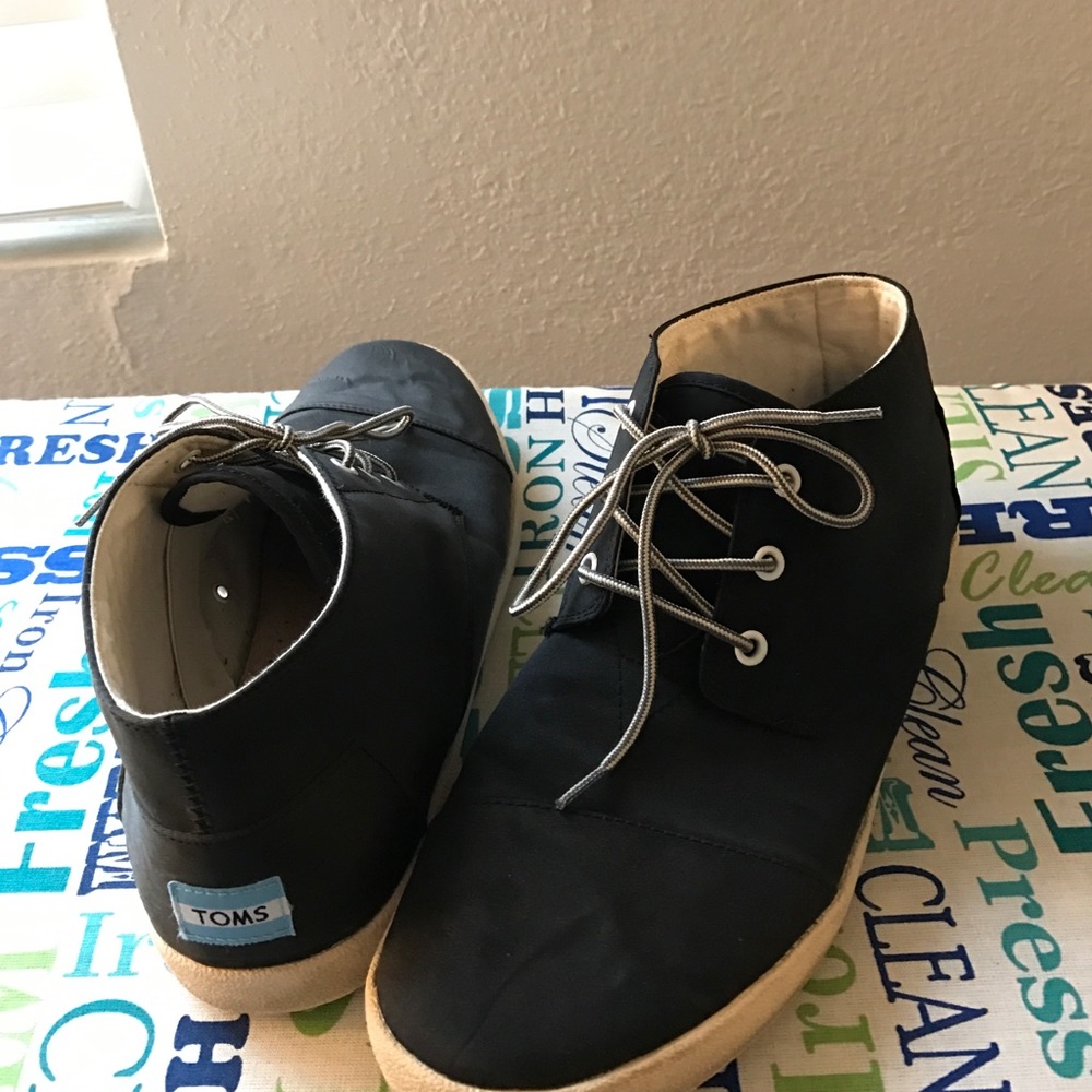 Toms casual mid-top shoes. Size 10.5